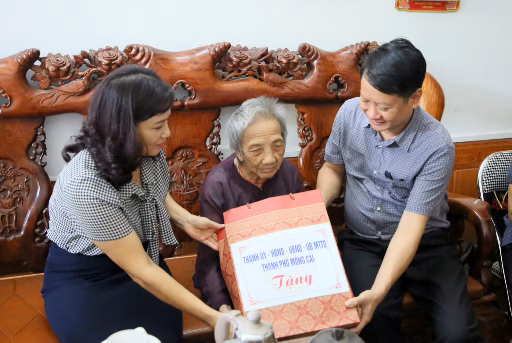 Đại diện lãnh đạo TP Móng Cái thăm hỏi, động viên và tặng quà tri ân mẹ liệt sĩ Vi Thị Nguyệt.