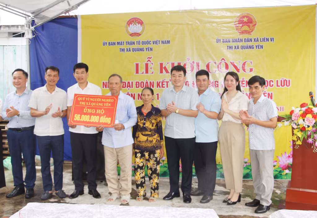 Uỷ ban MTTTQ thị xã Quảng Yên trao kinh phí 56 triệu đồng, hỗ trợ xây dựng nhà Đại đoàn kết cho hộ ông Nguyễn Ngọc Lữu, thôn Nam 1, xã Liên Vị