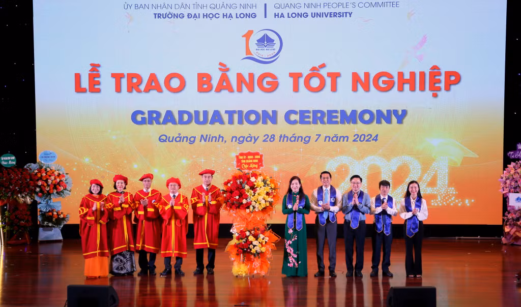 Thay mặt các đồng chí lãnh đạo tỉnh, đồng chí Nguyễn Thị Hạnh, Phó Chủ tịch UBND tỉnh, tặng lẵng hoa tươi thắm của Tỉnh ủy, HĐND, UBND tỉnh chúc mừng Trường Đại học Hạ Long.