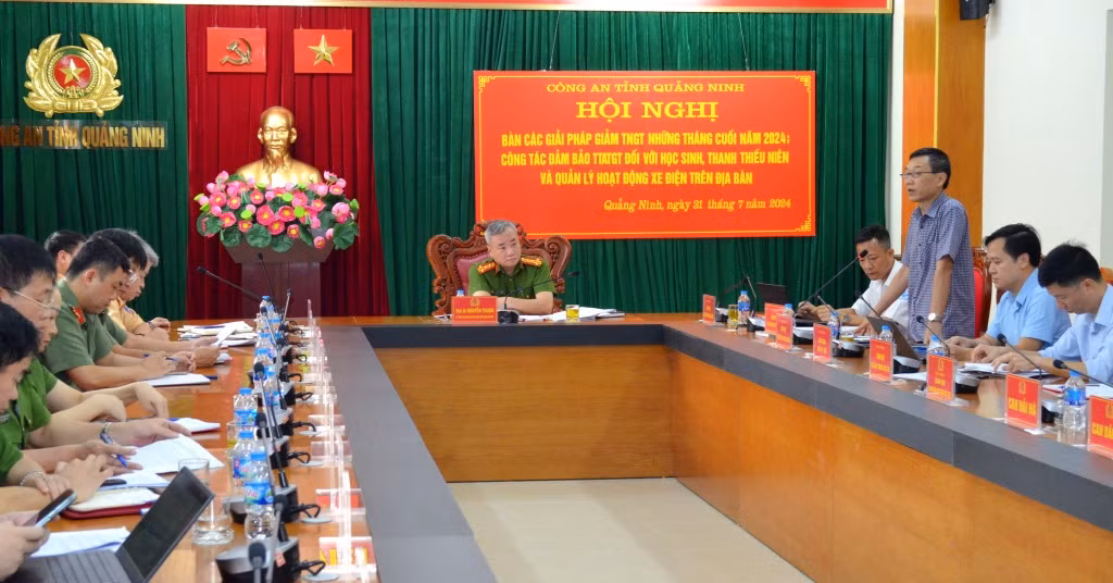 Lãnh đạo Viện KSND tỉnh trao đổi về nội dung liên quan đến công tác điều tra.