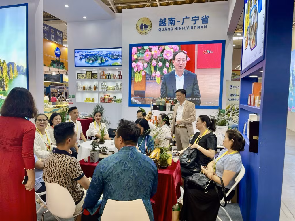 Doanh nghiệp Trung quốc đến tham quan, làm việc, kết nối tiêu thụ với các doanh nghiệp Quảng Ninh tham gia Hội chợ tại gian hàng trưng bày, giới thiệu sản phẩm tỉnh Quảng Ninh. Ảnh: Trung tâm Xúc tiến và Phát triển Công Thương Quảng Ninh cung cấp