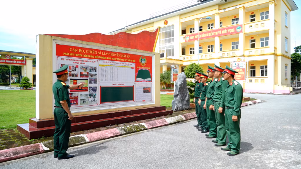 Đảng ủy, Ban CHQS huyện Hải Hà tổ chức tuyên truyền cho CBCS học tập và làm theo "Lời Bác dạy ngày này năm xưa" trên bảng tin của đơn vị.