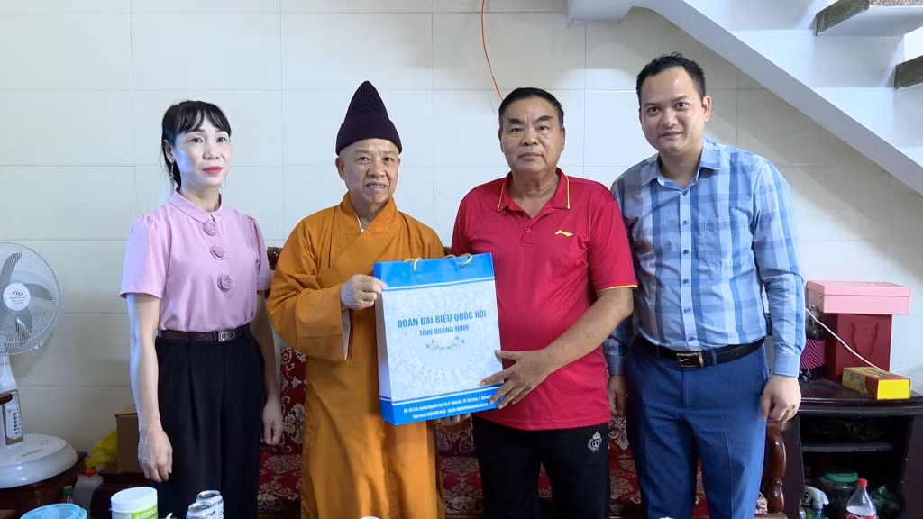 Thượng tọa Thích Thanh Quyết đến thăm, tặng quà ông Phạm Thanh Xuân, khu phố 1, thị trấn Ba Chẽ, là người nhiễm chất độc hóa học.