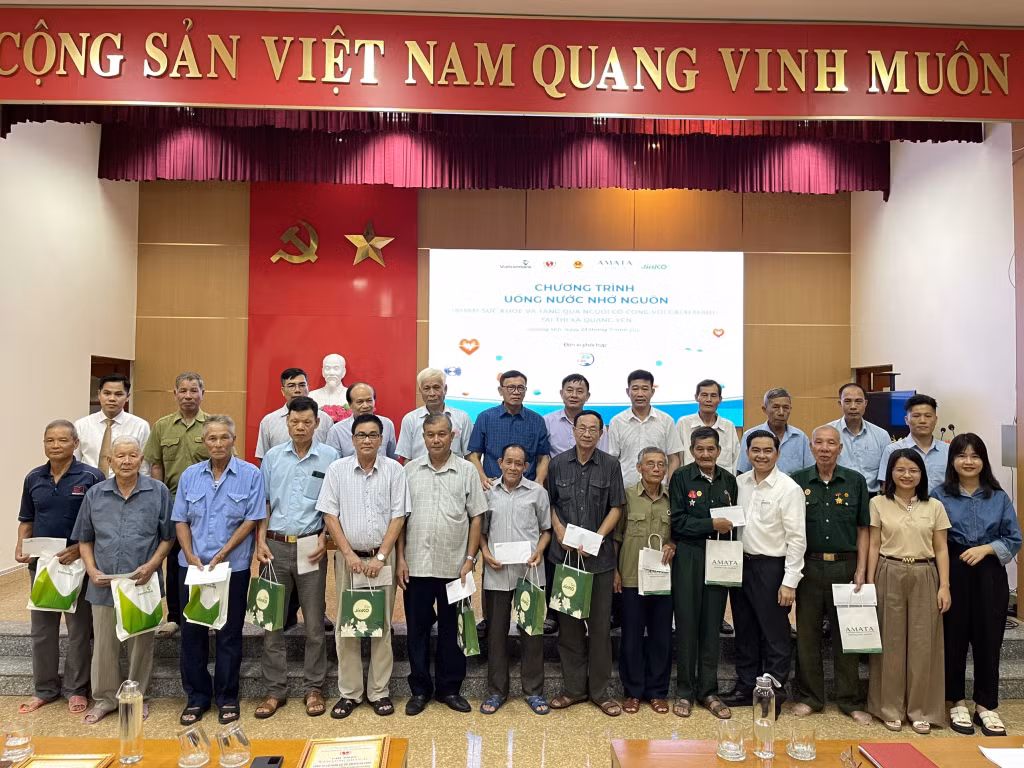 Người có công với cách mạng ở thị xã Quảng Yên nhận quà từ nhà tài trợ.