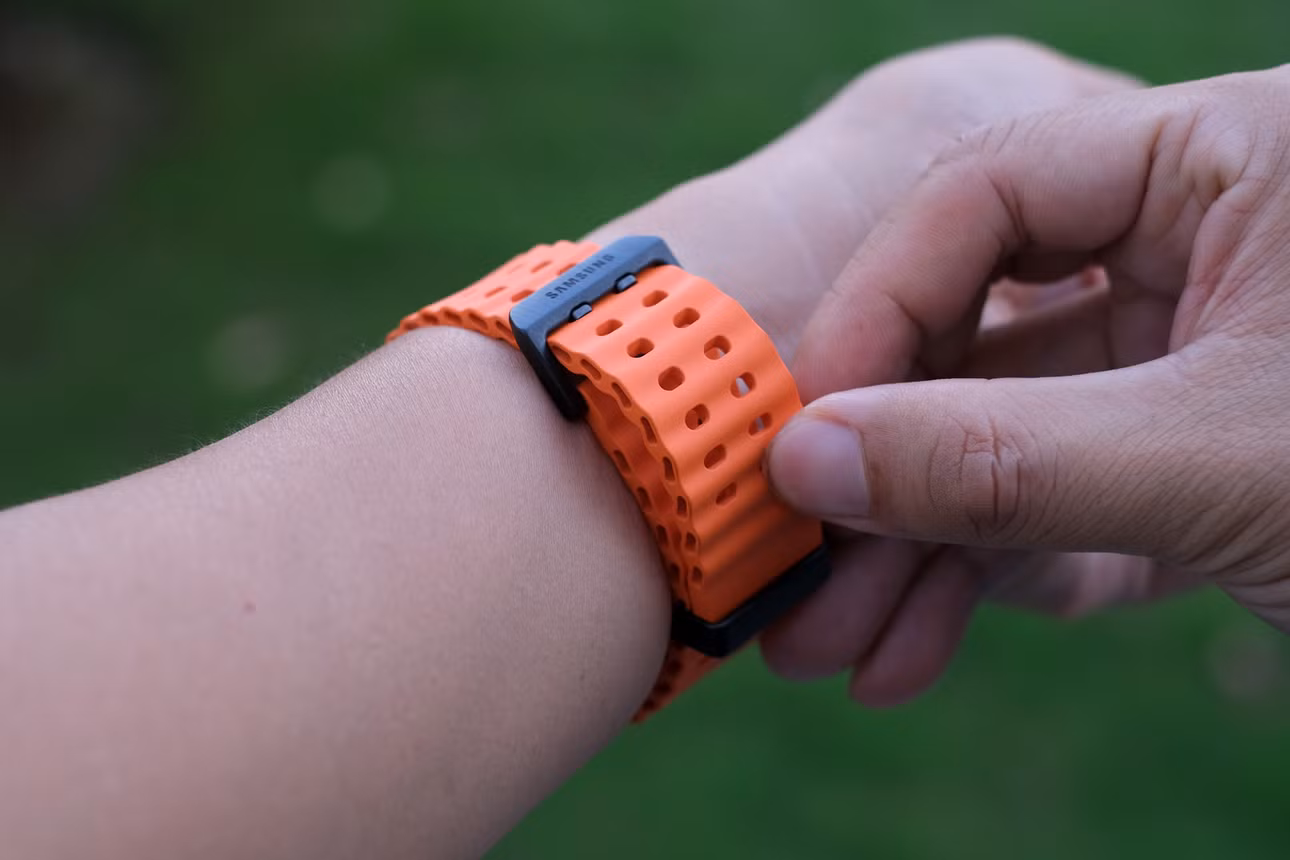 Dây đeo silicon nổi bật với màu cam.
