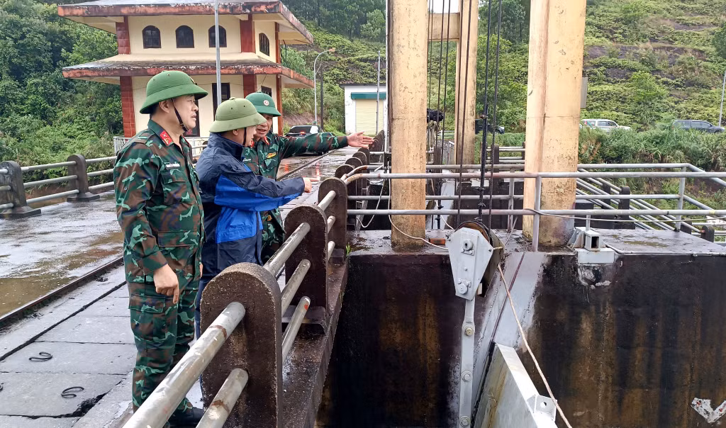 Đồng chí Cao Tường Huy, Chủ tịch UBND tỉnh, chỉ đạo đơn vị quản lý hồ Tràng Vinh theo dõi sát tình hình mưa lũ, chủ động các phương án đảm bảo an toàn hồ đập và kiểm soát xả lũ xuống hạ du.