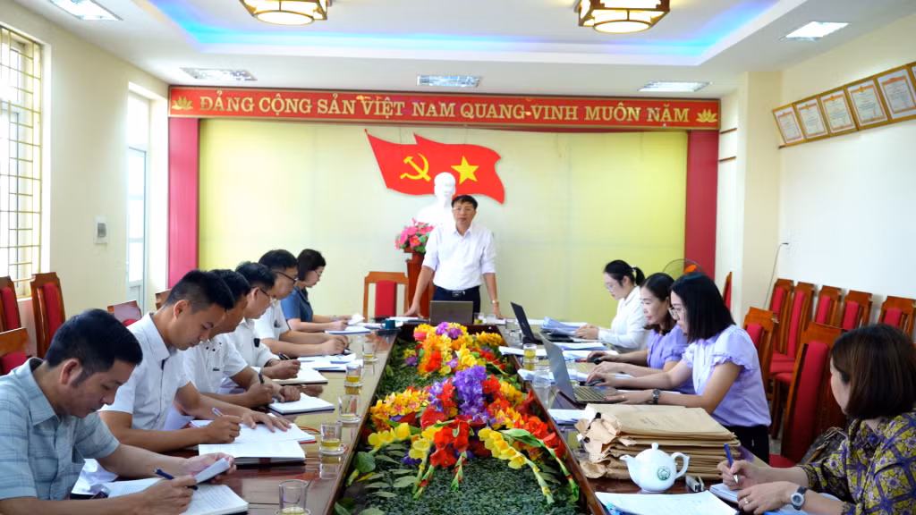 Ban Tổ chức Huyện ủy Hải Hà kiểm tra việc củng cố tổ chức cơ sở đảng và phát triển đảng viên tại Đảng bộ xã Quảng Long.