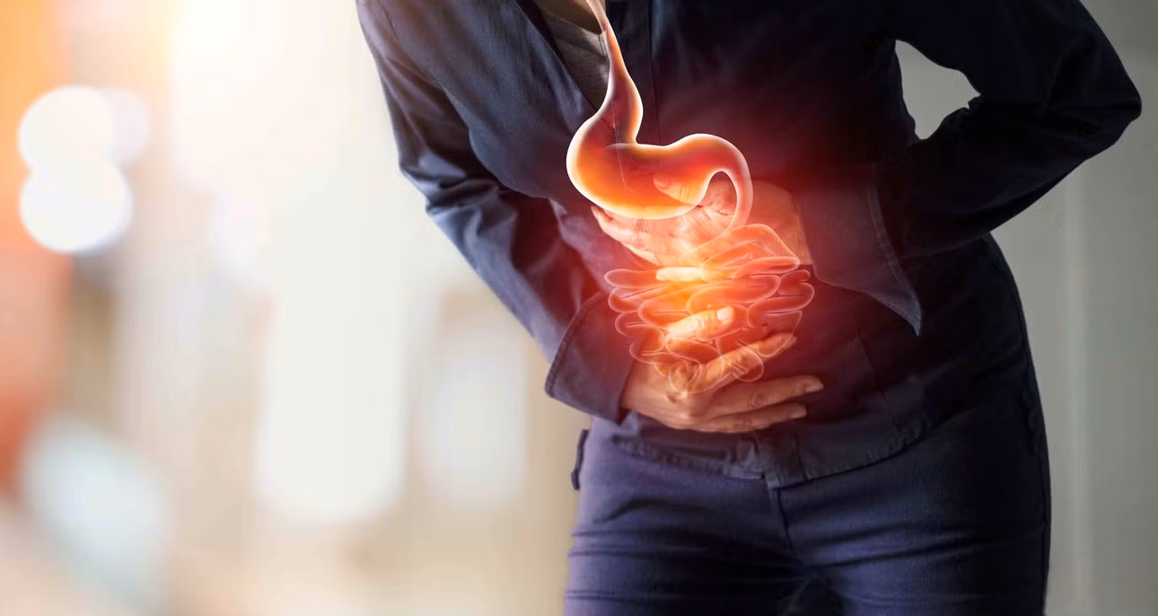 Viêm dạ dày khiến người bệnh đau vùng bụng, khó tiêu, buồn nôn, đầy bụng, ợ hơi, nôn ra máu…