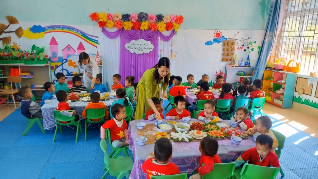 Trường Mầm non Lục Hồn (Bình Liêu) phối hợp với phụ huynh tổ chức hoạt động trải nghiệm "Bữa ăn gia đình" cho trẻ.