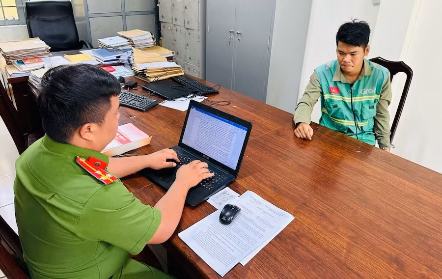 Đối tượng Đặng Vũ Phong tại cơ quan công an. Ảnh: Công an cung cấp