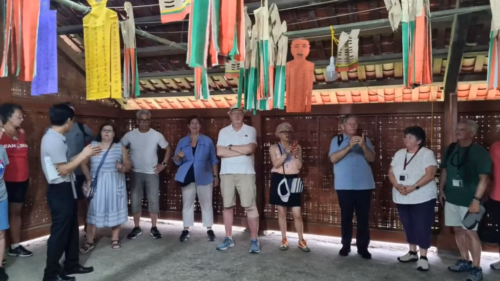 Khách tàu biển quốc tế tham quan Khu Bảo tồn văn hóa người Dao Thanh Y tại xã Bằng Cả (TP Hạ Long). Ảnh: Hà Phong