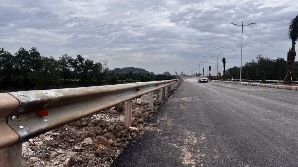 Hệ thống hộ lan trên tuyến đã hoàn thiện.