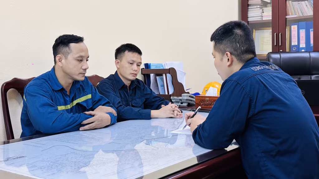 Xét duyệt sáng kiến của thợ lò tại Phân xưởng Số 2, Khu Giáp Khẩu, Công ty Than Hòn Gai - TKV.
