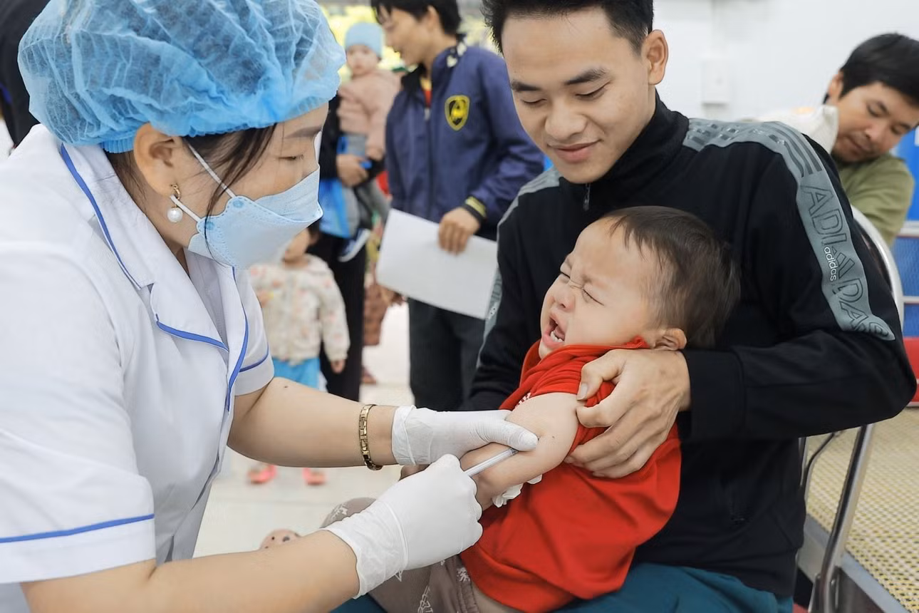 Tiêm vaccine là biện pháp phòng bệnh hữu hiệu. Ảnh: TTXVN