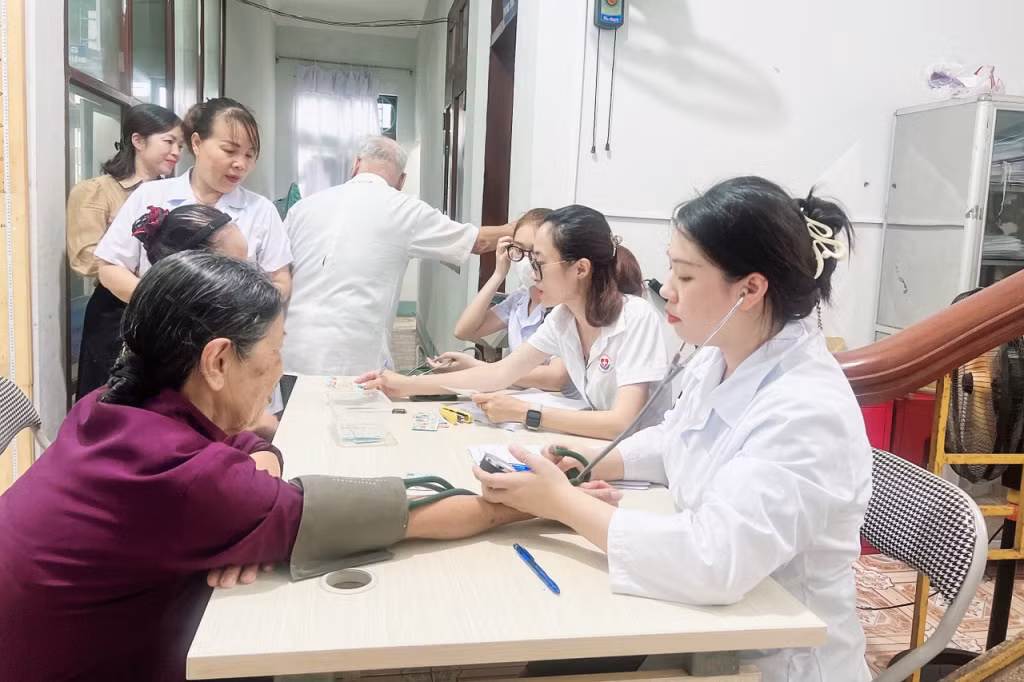 Trung tâm Y tế thành phố tổ chức khám bệnh miễn phí cho người dân xã Hải Tiến, tháng 6/2024. Ảnh: Hải Ninh (CTV)
