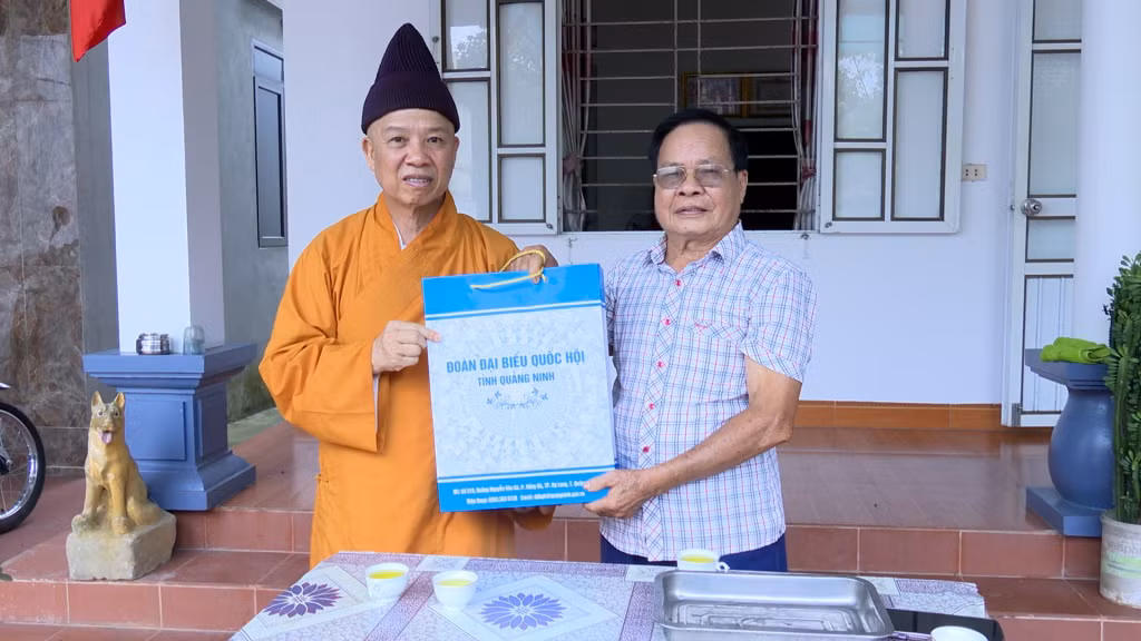 Thượng tọa Thích Thanh Quyết tặng quà ông Trần Lộc (con liệt sĩ) khu phố 2, thị trấn Ba Chẽ.
