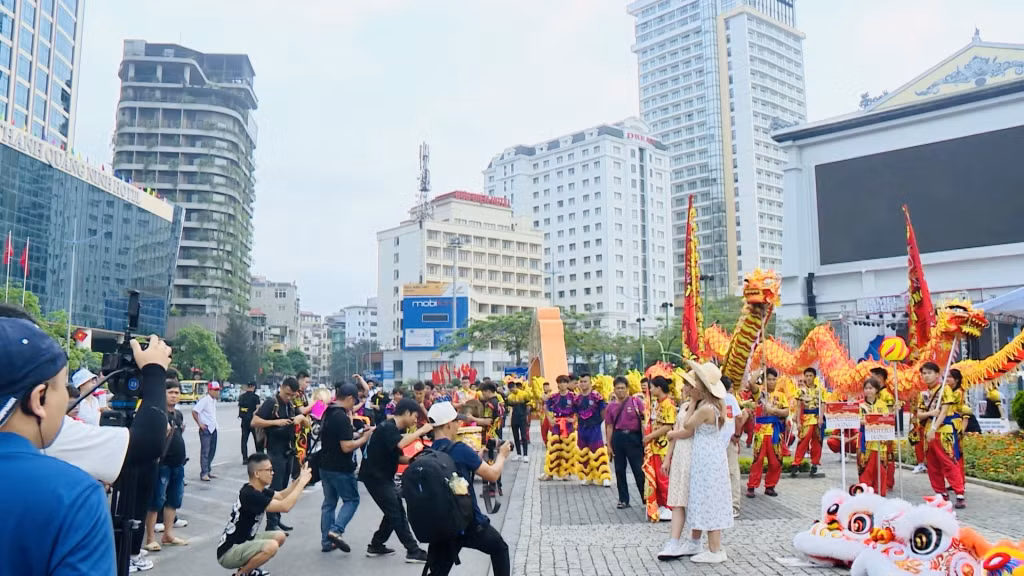 Sáng 27/4, tại Đài phun nước Rồng Vàng (Sun World Hạ Long), TP Hạ Long phối hợp với Tập đoàn Sun Group khai mạc giải đấu Lân Sư Rồng CUP Sun World Hạ Long năm 2024.