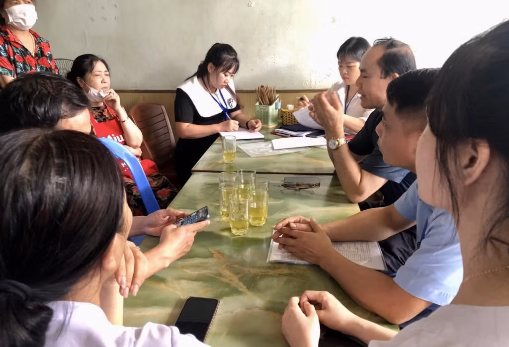 Đoàn kiểm tra liên ngành làm việc với chủ quán ăn.