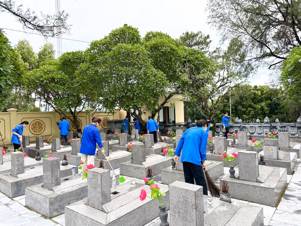 ĐVTN phường Việt Hưng và Công an TP Hạ Long tổ chức dọn vệ sinh Nghĩa trang Liệt sĩ của phường.