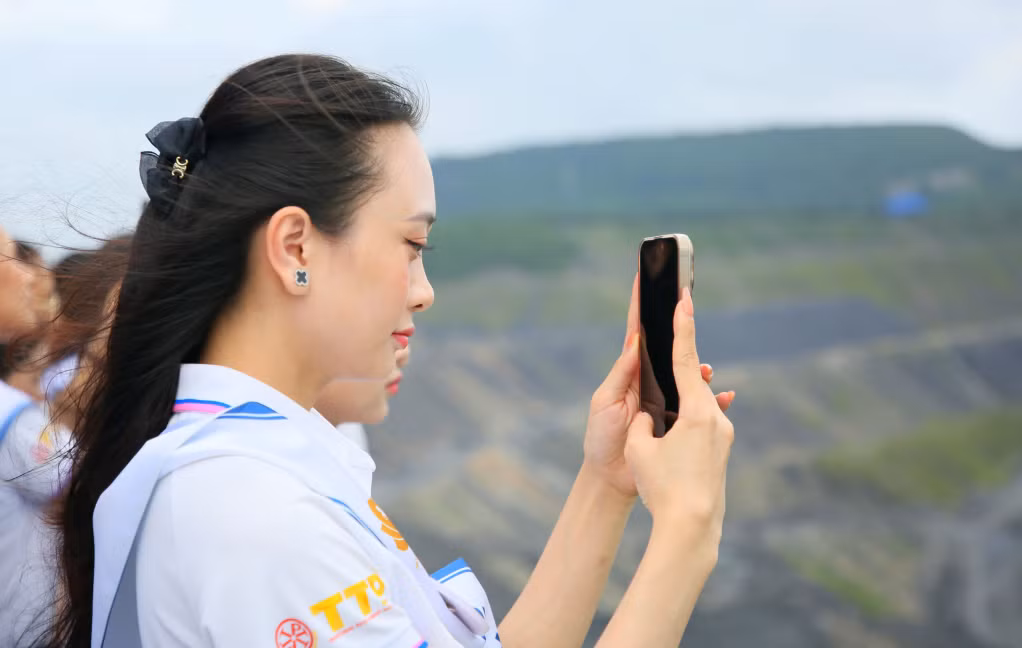 Nhiều “đại sứ du lịch” lưu lại những bức ảnh, thước phim về cảnh đẹp của khai trường Đèo Nai - Cọc Sáu để tuyên truyền, quảng bá cho vẻ đẹp hùng vĩ của thành phố Mỏ Cẩm Phả.