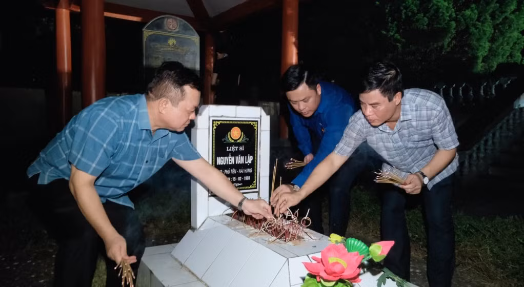 Các đồng chí lãnh đạo huyện Ba Chẽ thắp hương tại các phần mộ liệt sĩ tại Nghĩa trang liệt sĩ Huyện. Ảnh: Bình Minh (Trung tâm TT&amp;VH Ba Chẽ)