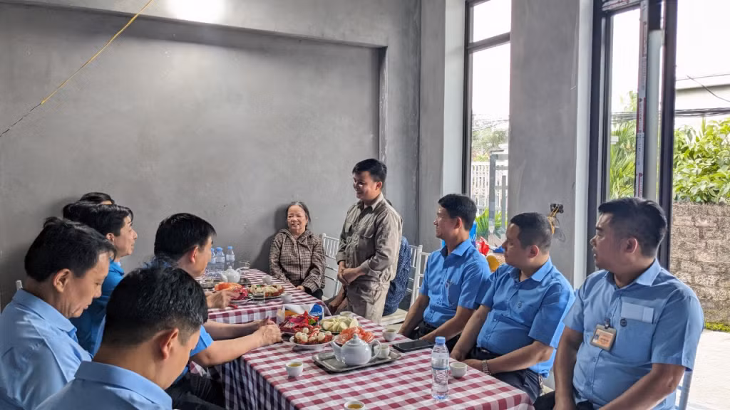 Công đoàn Công ty Kho vận và Cảng Cẩm Phả bàn giao kinh phí hỗ trợ xây “Mái ấm công đoàn” cho gia đình công nhân có hoàn cảnh khó khăn. Ảnh: Đơn vị cung cấp