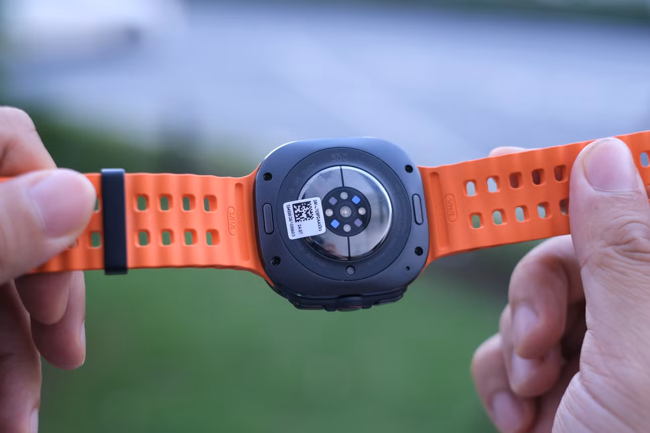 Galaxy Watch Ultra không còn khả năng sạc không dây ngược.