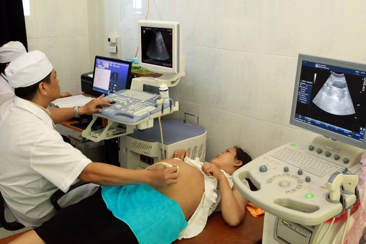 Kiểm tra sức khỏe cho thai phụ. Ảnh: TTXVN