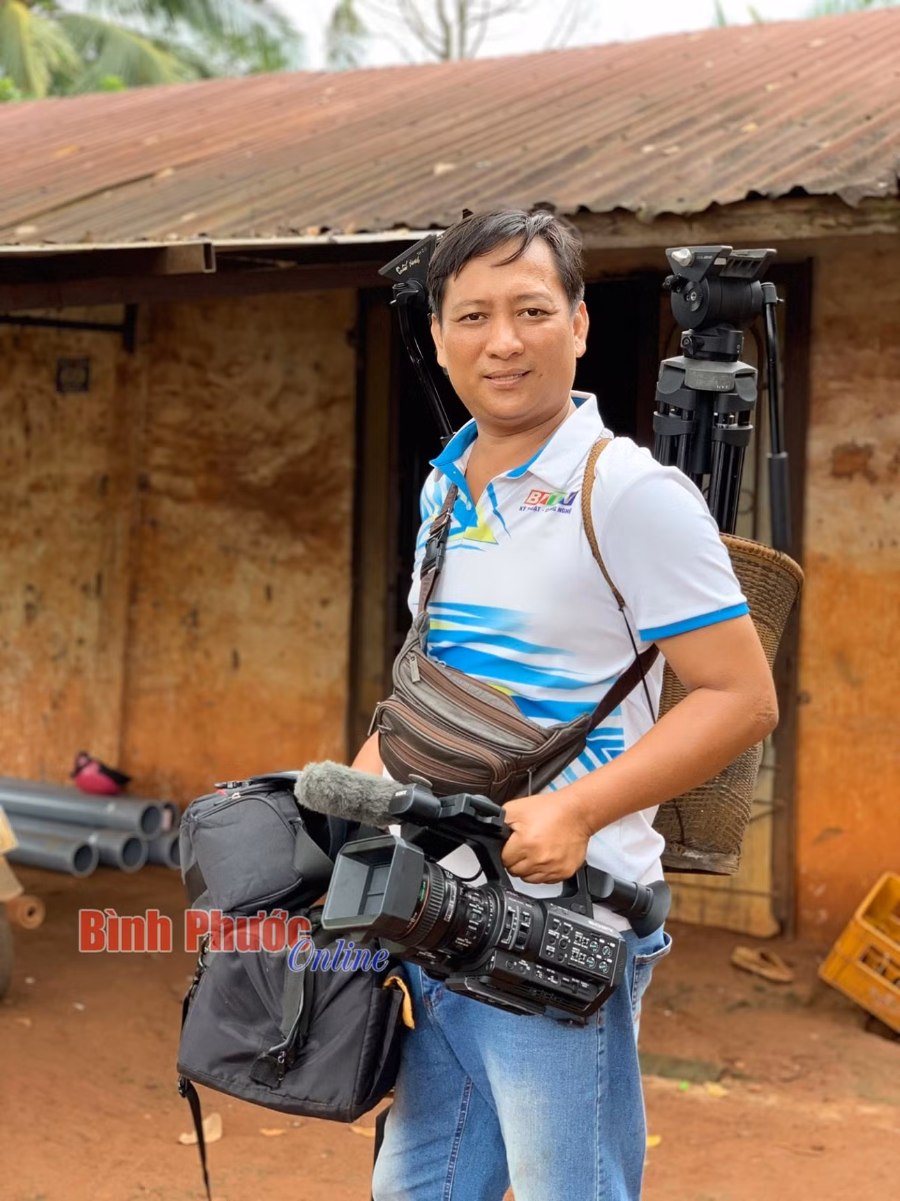 Kỹ thuật viên Tấn Tài có nhiệm vụ phụ trách âm thanh, ánh sáng cho đoàn phim. Anh còn là người hỗ trợ nhiệt tình cho các thành viên trong ekip như vác chân máy, giữ máy quay trong lúc đoàn di chuyển để thực hiện các cảnh quay khác