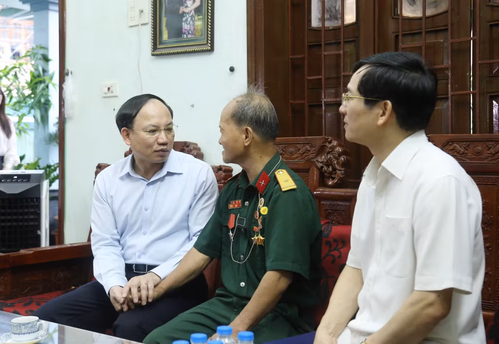Đồng chí Nguyễn Xuân Ký, Ủy viên Trung ương Đảng, Bí thư Tỉnh ủy, Chủ tịch HĐND tỉnh đến thăm, động viên ông Trần Văn Đấu, thương binh hạng 1/4, trú tại tổ 2, khu 7, phường Hồng Hà.
