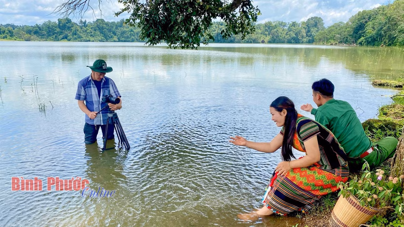 Để có những cảnh quay về tình yêu nên thơ của anh hùng Điểu Ong cùng vợ, quay phim Thanh Lâm đã đưa máy quay xuống dòng sông