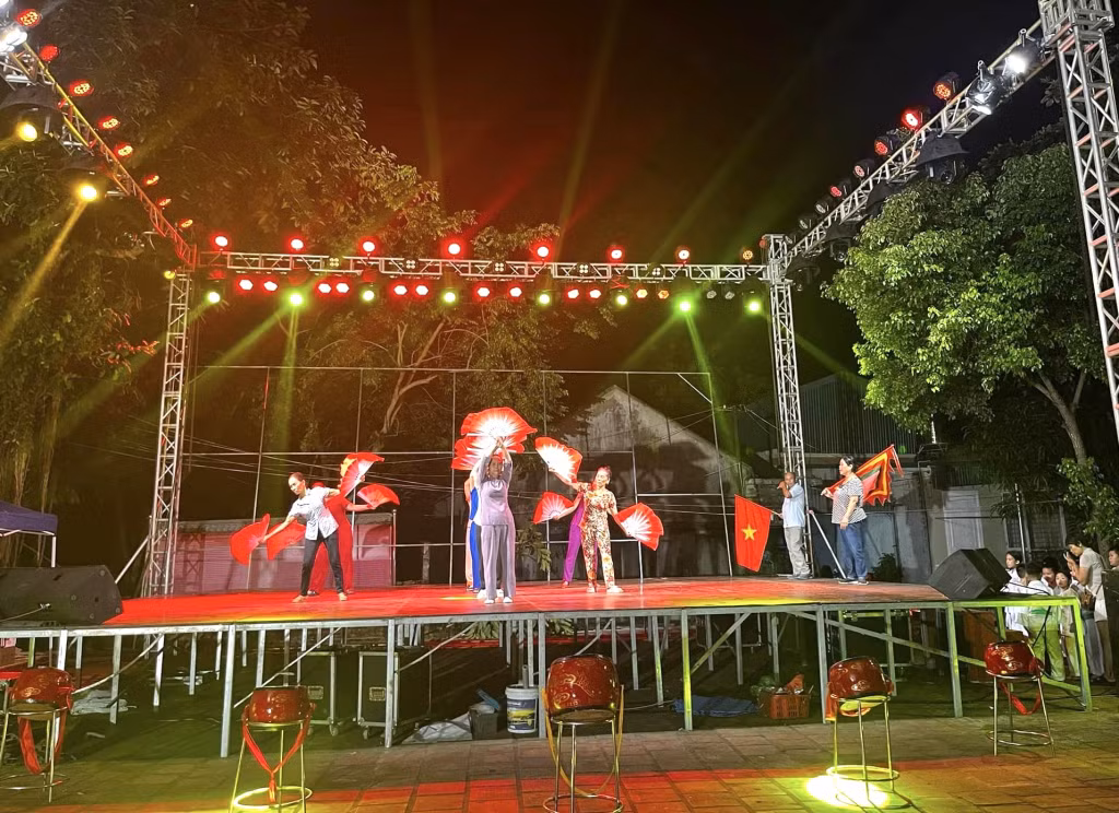 Các đơn vị tích cực tập luyện cho chương trình văn nghệ chào mừng lễ hội đình Trà Cổ.