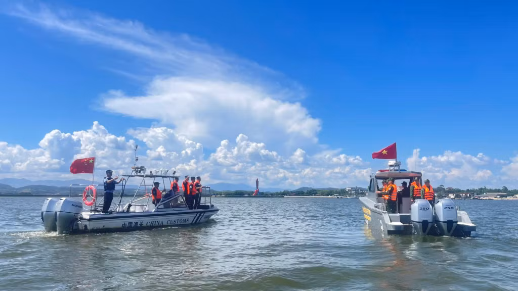 Hai bên phối hợp tuần tra song phương