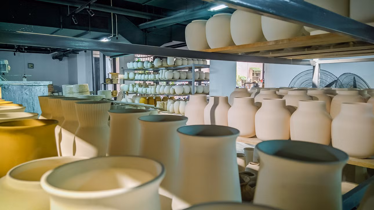 Không gian tầng 2 là nơi quy tụ hầu hết những dụng cụ đặc trưng trong nghề gốm như lò bầu, lò hộp, lò ga. Bên cạnh đó, là những vật dụng sinh hoạt thời ông bà ta được khôi phục lại dưới bàn tay tài tình của người nghệ nhân… Ảnh: Vương Lộc