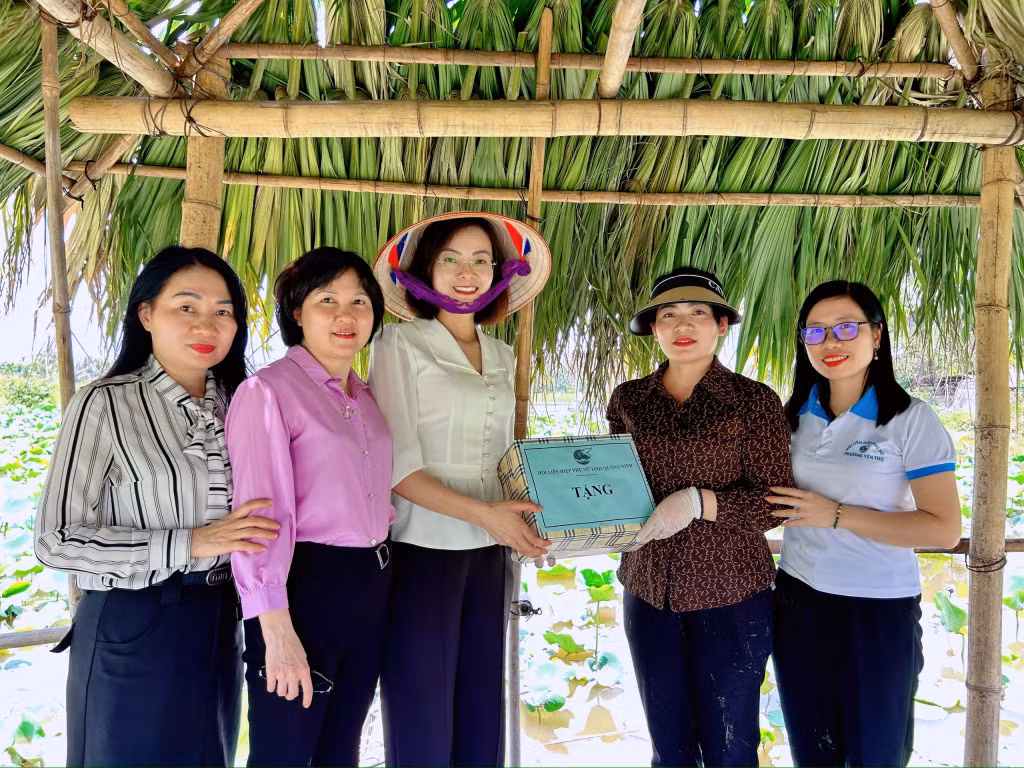 Lãnh đạo Hội LHPN tỉnh thăm, tặng quà hội viên phụ nữ tham gia mô hình phát triển kinh tế tại TX Đông Triều. Ảnh: Hội LHPN tỉnh cung cấp