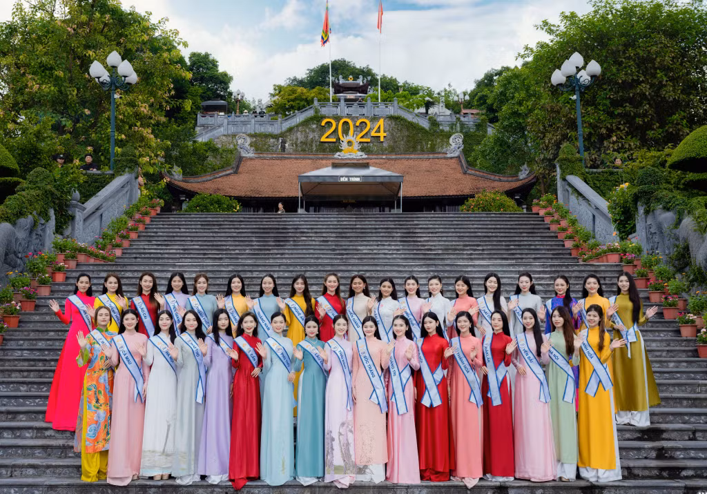 Những "đại sứ du lịch" Việt Nam trong tà áo dài truyền thống của dân tộc chụp ảnh lưu niệm tại Di tích lịch sử quốc gia đặc biệt Đền Cửa Ông.