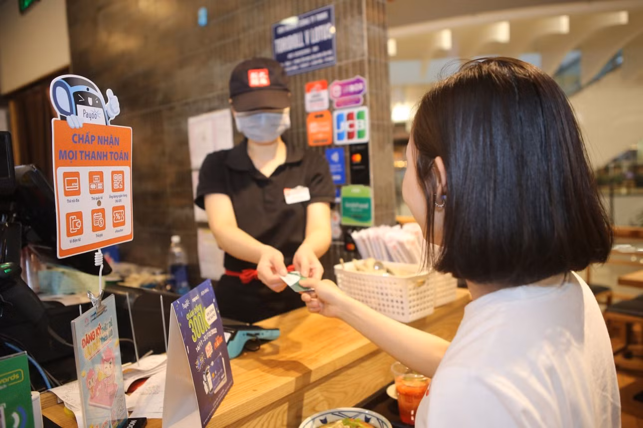 Thói quen thanh toán không dùng tiền mặt ngày càng phổ biến trong đời sống người dân.