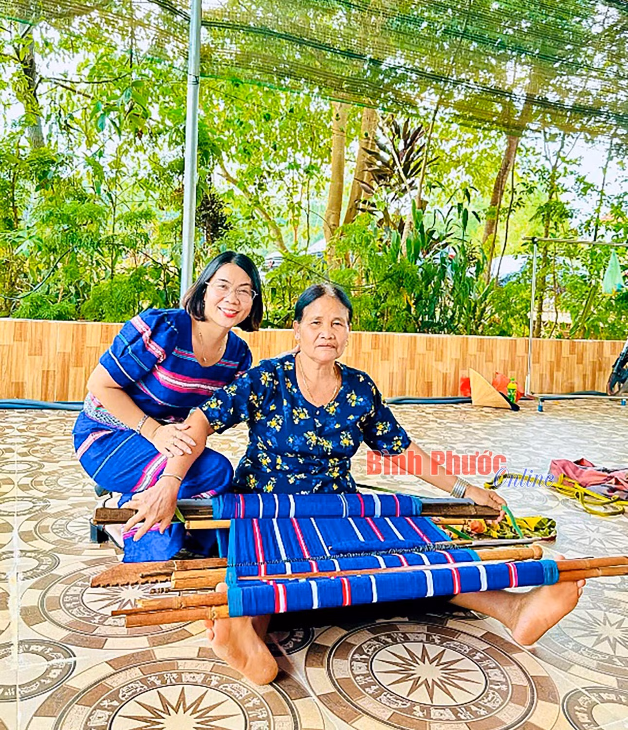 Trang phục thổ cẩm cách tân của Chi hội nghề dệt thổ cẩm xã Quang Minh, TX. Chơn Thành được du khách yêu thích