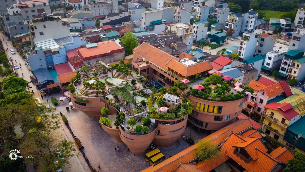 Với ý tưởng hình bàn xoay gốm, bảo tàng gốm Bát Tràng có kiến trúc 7 khối vòng xoay hình xoắn ốc khổng lồ, với đường cong mềm mại nối tiếp nhau. Nhìn từ trên cao, bảo tàng hiện lên lạ mắt, nhiều mảng xanh ở khu vực tầng thượng. Ảnh: Vương Lộc