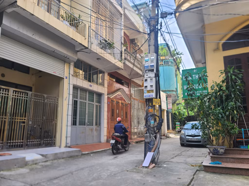 Một cột điện nằm giữa đường trong khu dân cư tại khu 1B, phường Hồng Hải (TP Hạ Long).