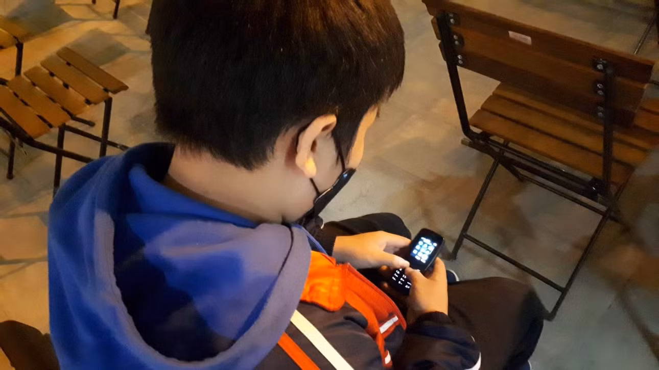 Điện thoại công nghệ 2G, hay còn gọ là điện thoại "cục gạch" vẫn đang được nhiều phụ huynh trang bị cho con.