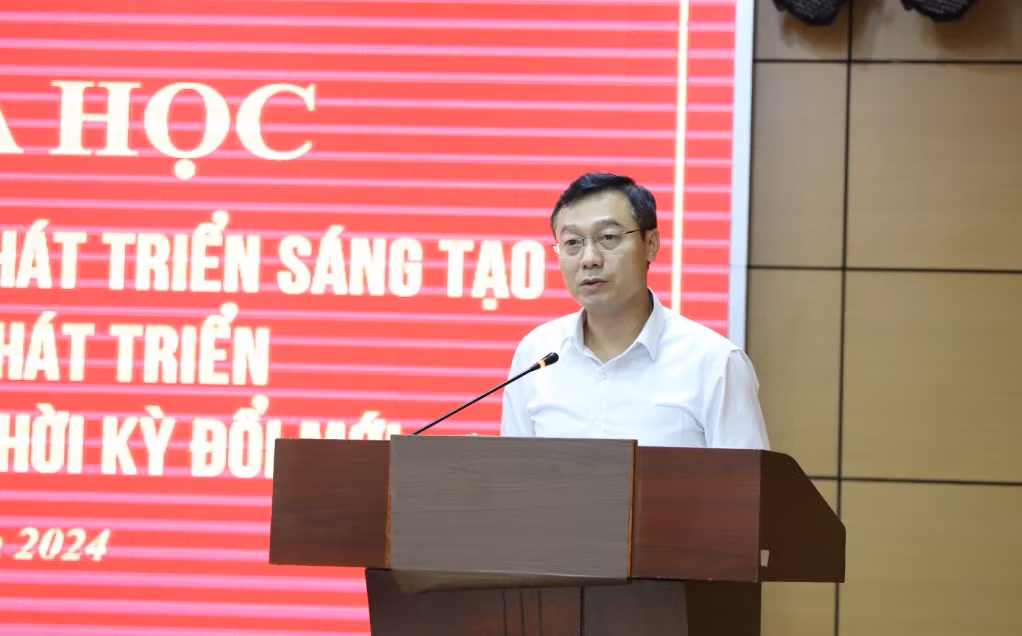 Đồng chí Nguyễn Thế Lãm, Giám đốc, Tổng biên tập Trung tâm Truyền thông tỉnh Quảng Ninh tham luận tại tọa đàm.