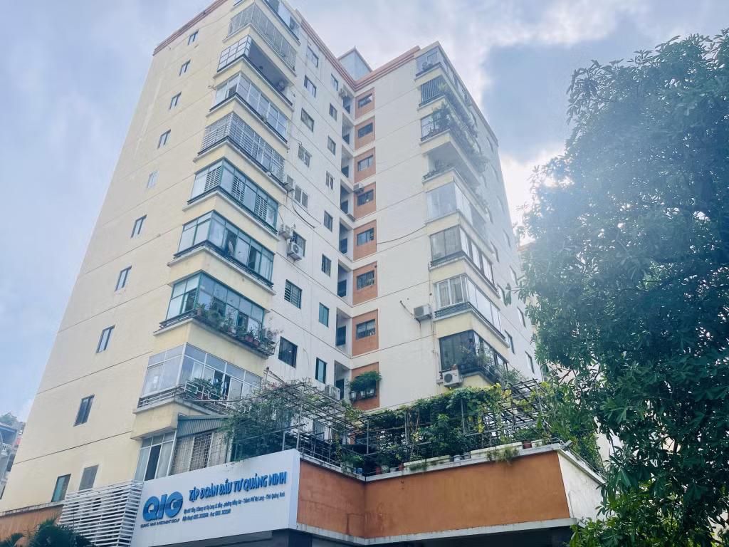 Nhiều hộ dân tại Chung cư 11 tầng (phường Hồng Gai) đã tự ý lắp thêm rào sắt, vách kính ngoài hành lang làm mất tác dụng thoát khói hành lang và xe chữa cháy tiếp cận khi có sự cố.
