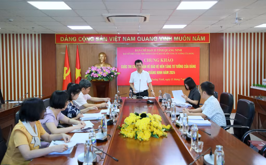 Đồng chí Nguyễn Hồng Dương, Ủy viên Ban Thường vụ, Trưởng Ban Tuyên giáo Tỉnh ủy, Trưởng Ban Tổ chức, Chủ tịch Hội đồng Chung khảo Cuộc thi phát biểu tại cuộc họp chấm Chung khảo.