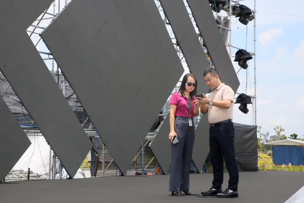 Đại diện Ban Tổ chức và đơn vị tài trợ kiểm tra kĩ càng các hạng mục hạ tầng phục vụ đêm diễn đầu tiên trong vòng Chung kết cuộc thi Hoa hậu du lịch Việt Nam năm 2024.