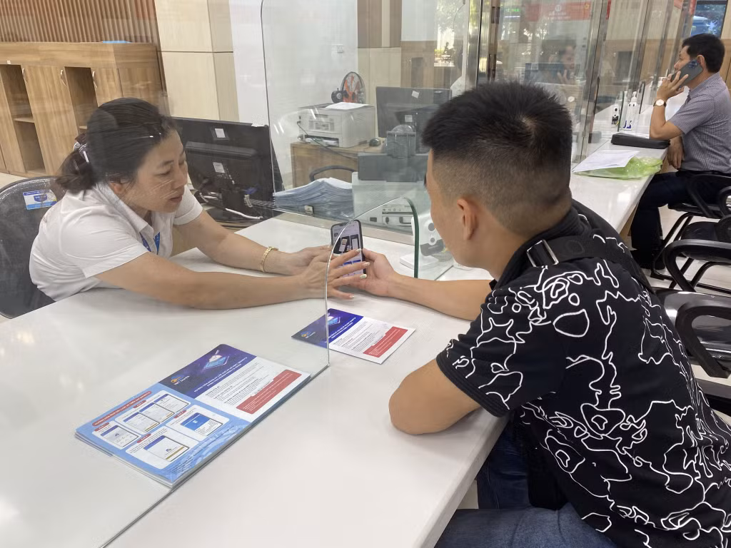 Nhân viên VNPT hướng dẫn và tạo chữ ký điện tử cho công dân tại Trung tâm Hành chính công TP Hạ Long.