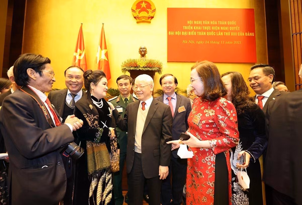 Nghệ sỹ Nhân dân Lệ Ngọc (thứ hai từ trái sang) trò chuyện với Tổng Bí thư Nguyễn Phú Trọng tại Hội nghị Văn hóa toàn quốc năm 2021. (Ảnh: TTXVN)