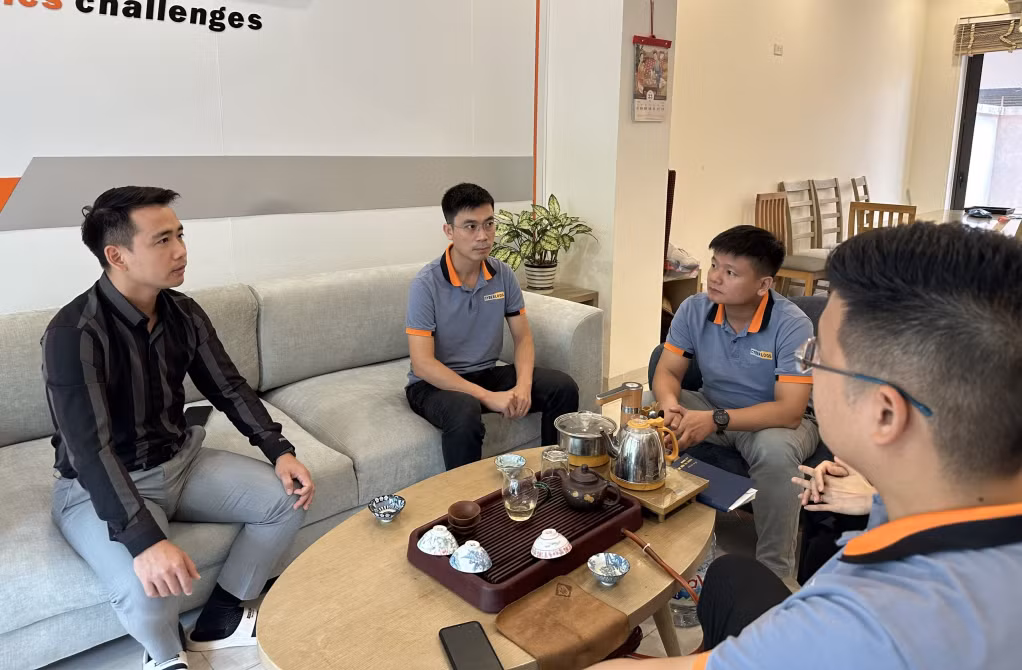 Anh Phạm Thanh Nhàn (ngoài cùng, bên trái), Giám đốc Công ty CP Phát triển công nghệ Cyberlogistics Việt Nam là một điển hình trong phong trào khởi nghiệp sáng tạo tại Quảng Ninh. Ảnh: Cao Quỳnh