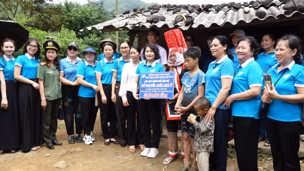 Hội LHPN TP Cẩm Phả trao hỗ trợ 25 triệu đồng cho gia đình chị Dương Nhì Múi (thôn Sông Moóc, xã Đồng Văn, huyện Bình Liêu) sửa chữa, nâng cấp nhà ở (tháng 5/2024).