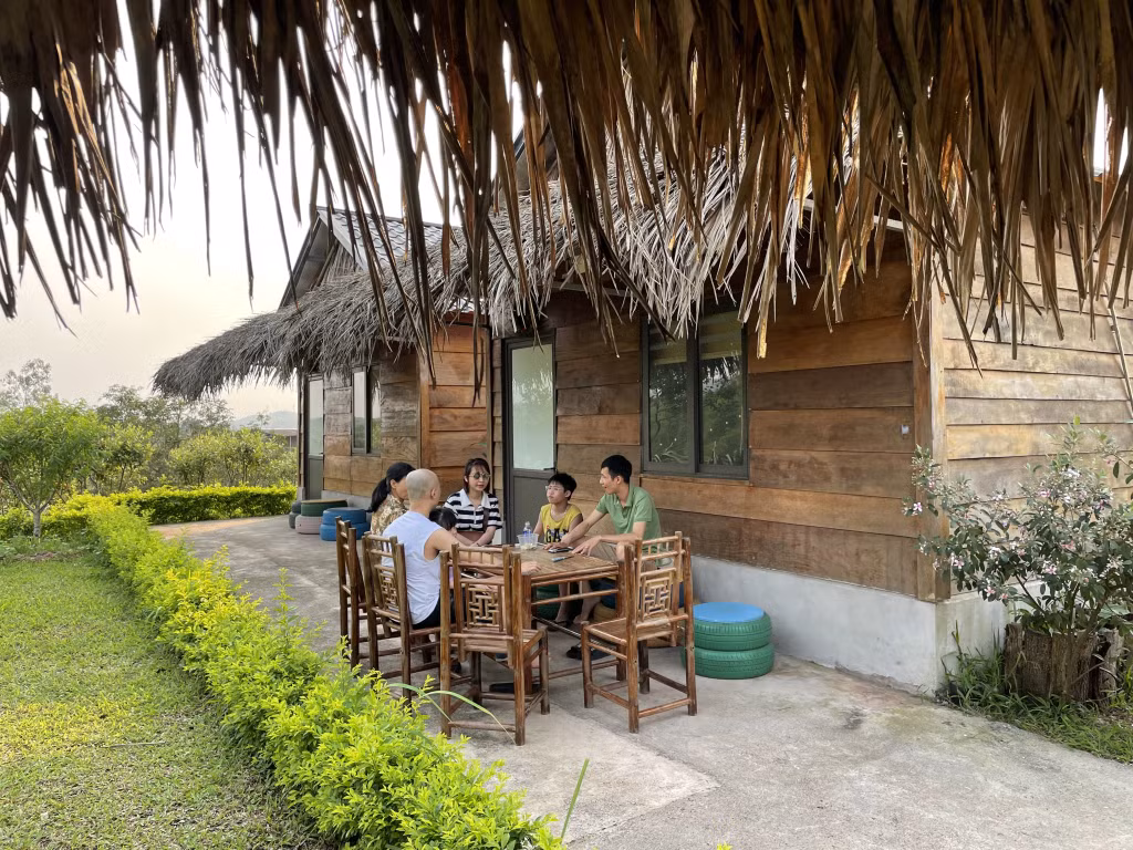 Khách du lịch nghỉ dưỡng tại Khe Mai Farm (xã Đoàn Kết, huyện Vân Đồn).